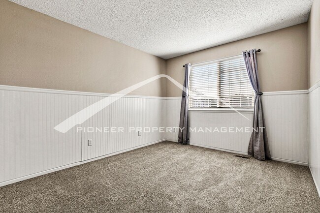 Building Photo - Spacious Home with gorgeous kitchen and central AC!