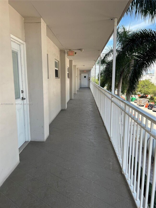 Building Photo - 1300 Lincoln Rd