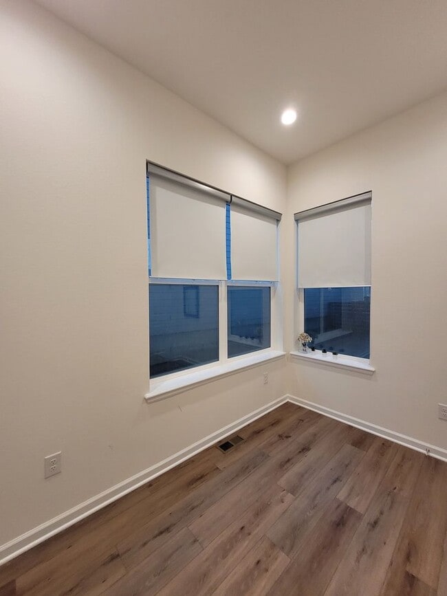 Building Photo - 820 Promenade Dr
