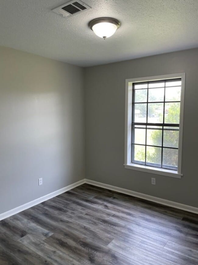 Building Photo - Renovated 3 Bedroom 1 Bath Home for Rent!