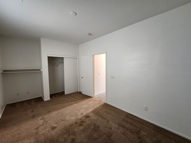 Building Photo - Stunning Five Bedroom home in Shadow Hills.