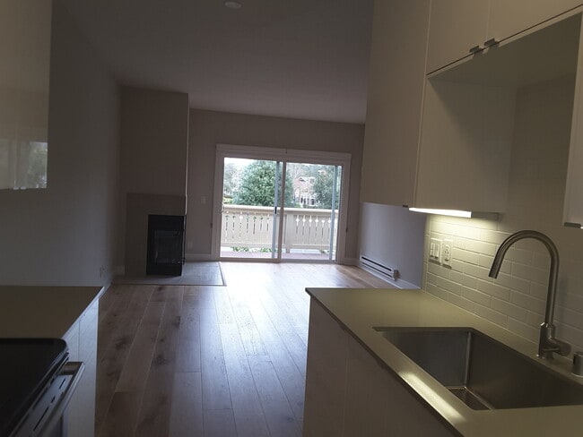 Building Photo - Newly Remodeled Condo Unit - Pet Friendly