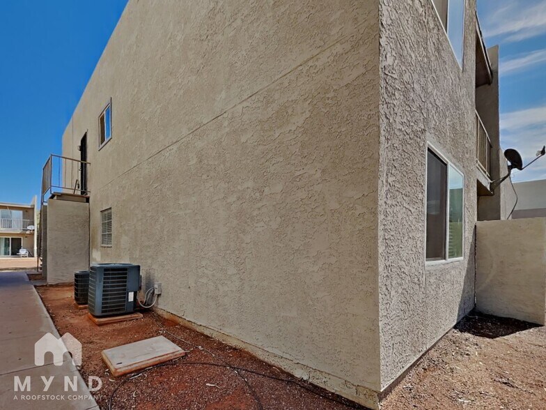 Building Photo - 2828 E Tierra Buena Ln