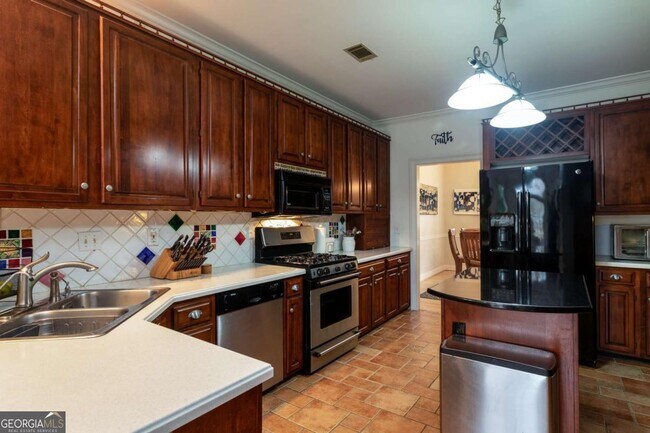 Building Photo - 7155 Roswell Rd