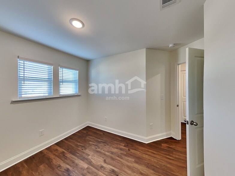 Building Photo - 3940 Chivalry Dr