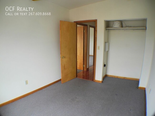 Building Photo - Graduate Hospital Three Bedroom / One Bath...