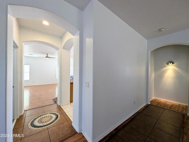 Building Photo - 1530 E Branham Ln