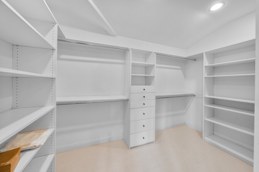 Building Photo - 1901 John St