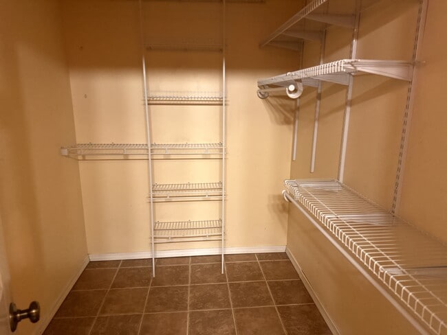 Building Photo - 405 Harvest Dr