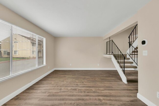 Building Photo - Updated 3 Bed 1.5 Bath Townhome