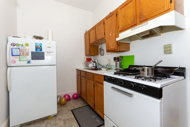 Building Photo - Great BU two bedroom, high ceilings, great living room