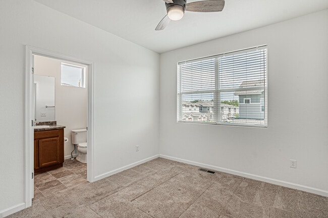 Building Photo - 1047 Oak Cir