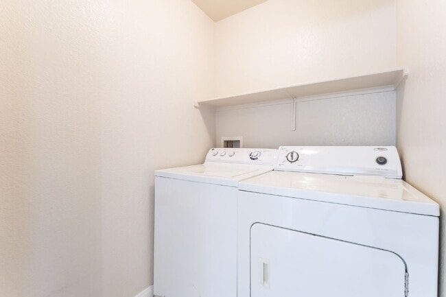 Building Photo - Gated Community Townhome 2 bedroom, 2 bathroom, 1 car garage