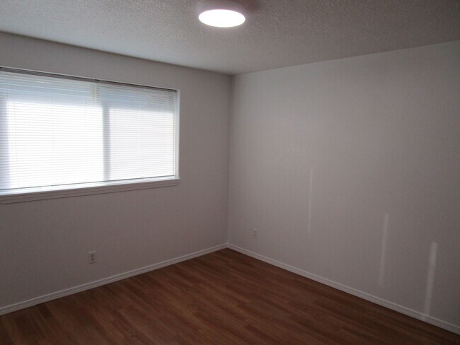 Building Photo - 2 Bedroom Duplex Near Library - Water/Sewe...
