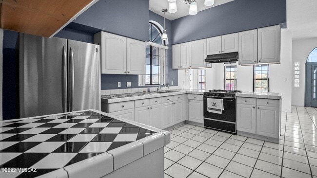Building Photo - 2051 N Apache Blvd