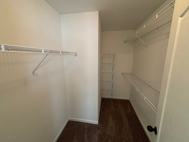 Building Photo - White House townhome available with 1 car ...