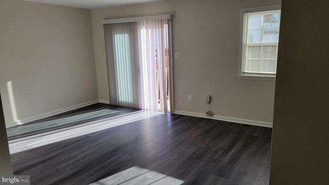 Building Photo - 2055 Pilgrim Dr