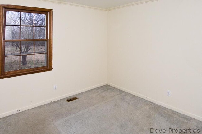 Building Photo - 208 E Hillcrest Dr