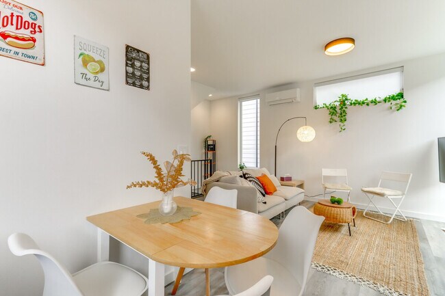 Building Photo - 128A W Florentia St