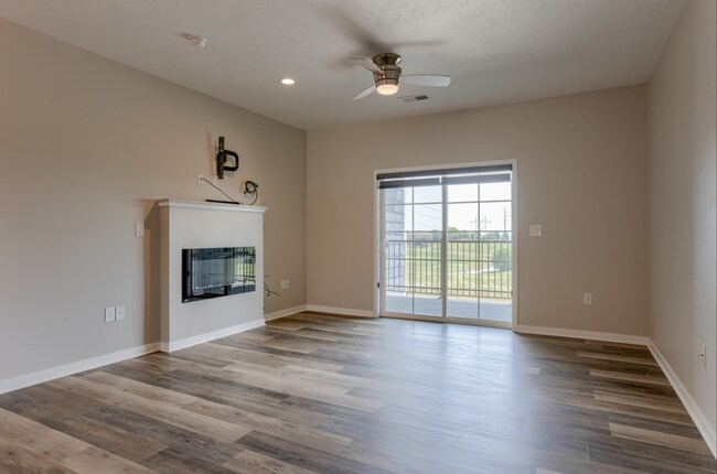 Building Photo - Must See Condo!!