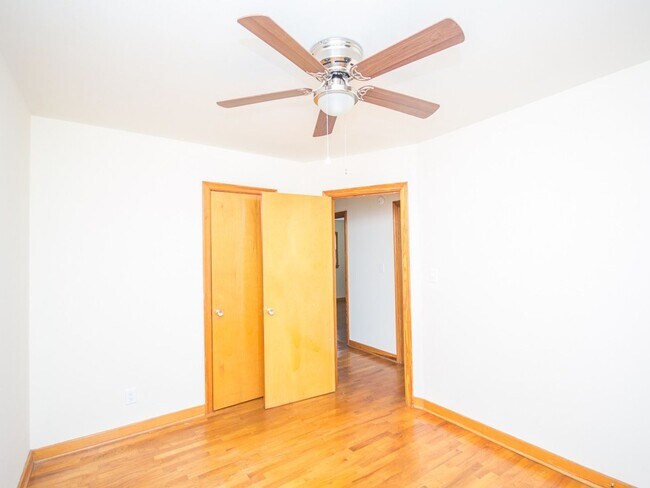 Building Photo - 707 Hine St N