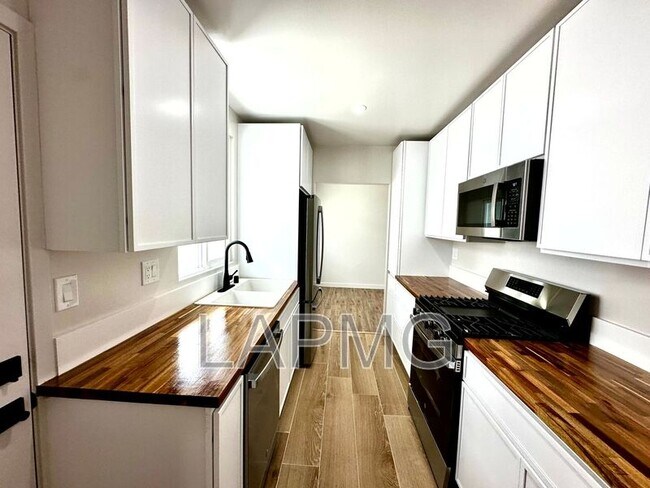 Building Photo - 2304 N Frederic St