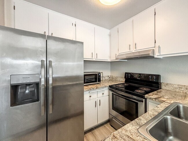 Building Photo - Spacious 1BD/1BA Condo in the Bay Ho Commu...