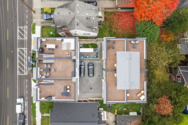 Building Photo - 823 NE 70th St