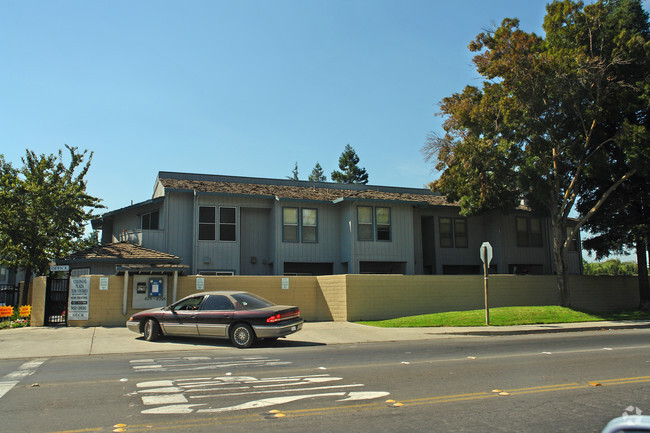 Primary Photo - Colonial Plaza Apartments