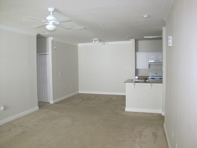 Building Photo - Gorgeous 3/2 Condo with 1 Car Garage in Ex...