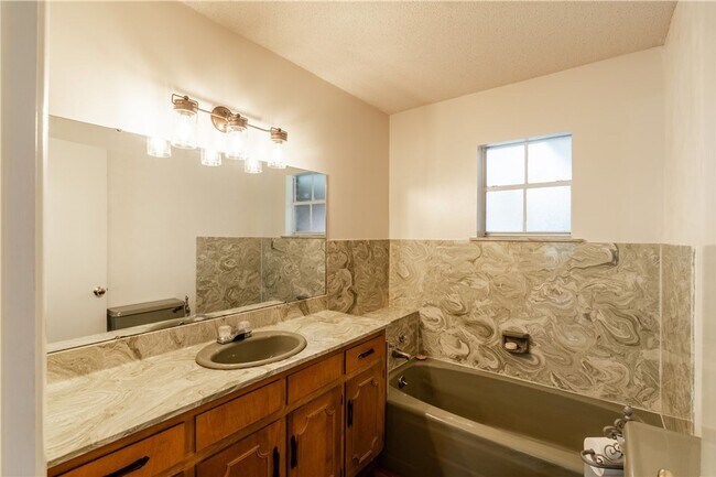 Building Photo - 3 Bedroom Home in Convenient Location