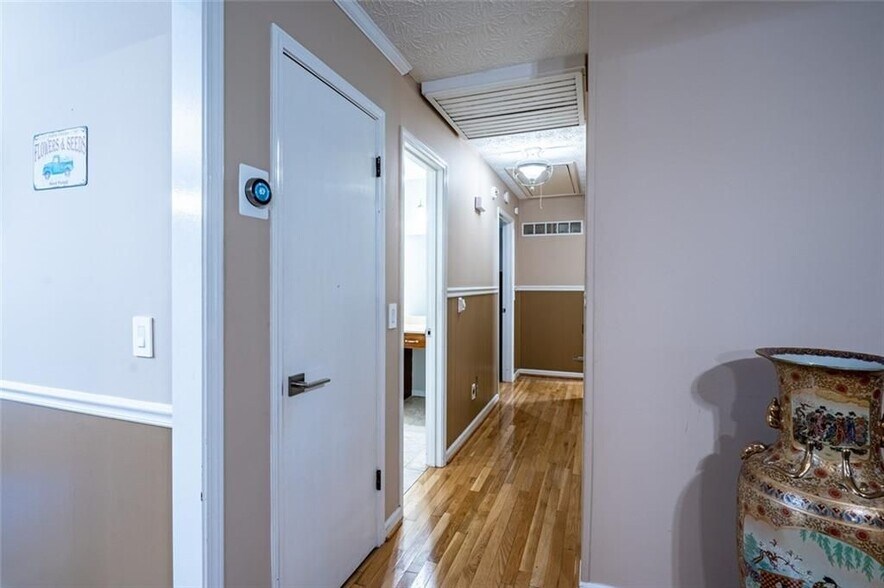 Building Photo - 465 Dobbs Rd