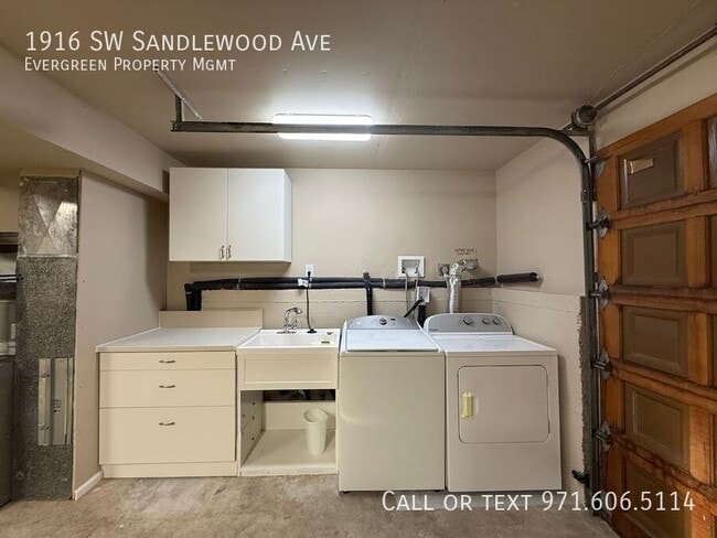 Building Photo - 1916 SW Sandlewood Ave