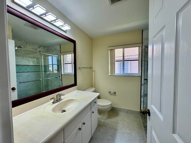 Building Photo - 898 Tulip Cir
