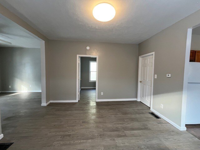 Building Photo - 418 Studebaker St