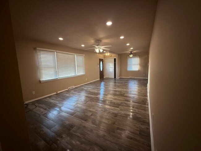 Building Photo - 722 W Park Ave