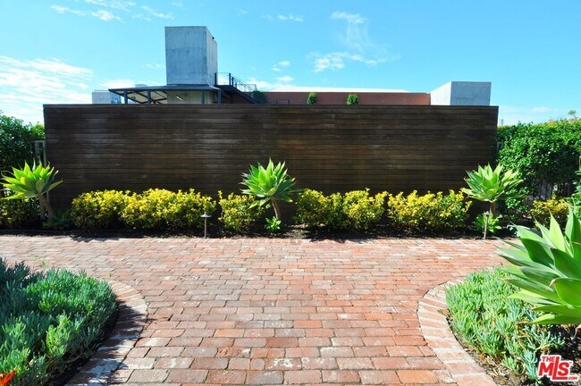 Building Photo - 1850 Industrial St