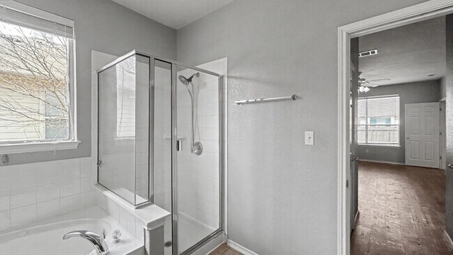 Building Photo - 3 Bed, 2 Bath Home with Garage & Fenced Yard / Pet-Friendly / Available now!