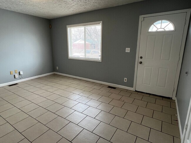 Building Photo - Far Eastside 3 Bedroom 1 Bath