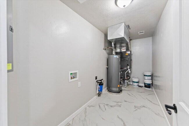 Building Photo - Spacious Middleton Home, Utilities & Lawn Care Included