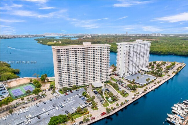 Building Photo - 300 Bayview Dr