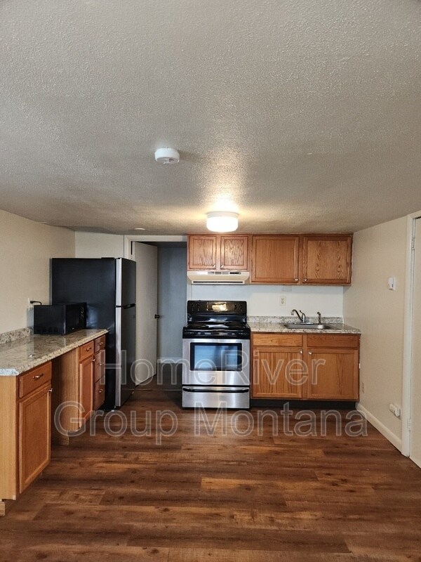 Building Photo - 724 Strand Ave