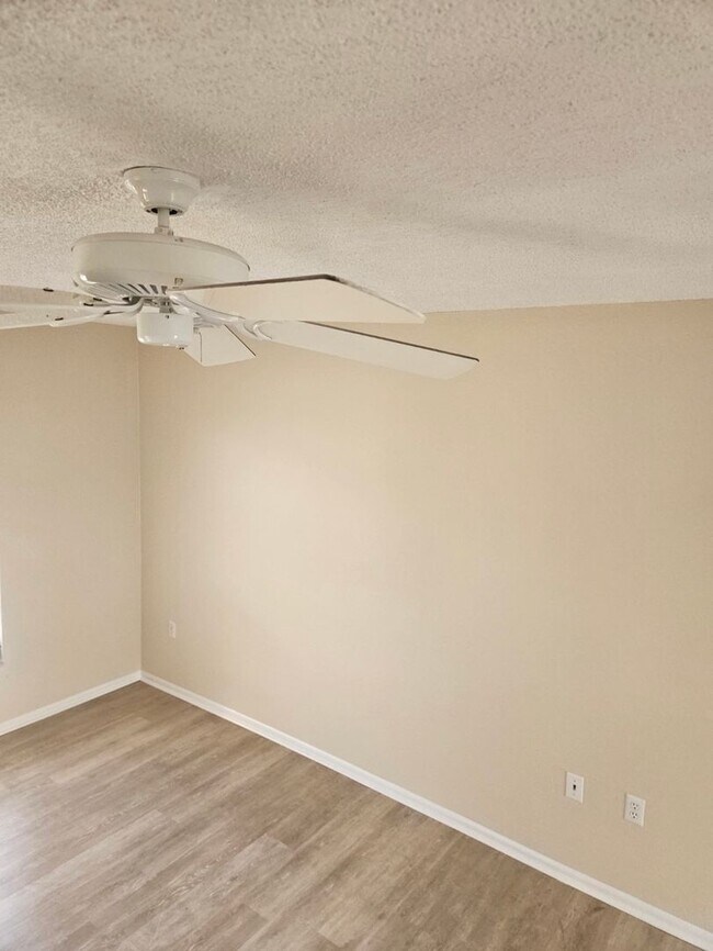 Building Photo - Port Charlotte home