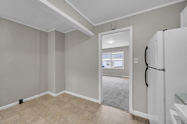 Building Photo - $1,150 - 2 Bed, 1 Bath Updated Unit in She...