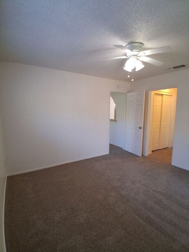 Building Photo - 1419 N Winery Ave