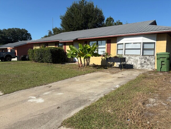 Building Photo - 212 Redbud Ln