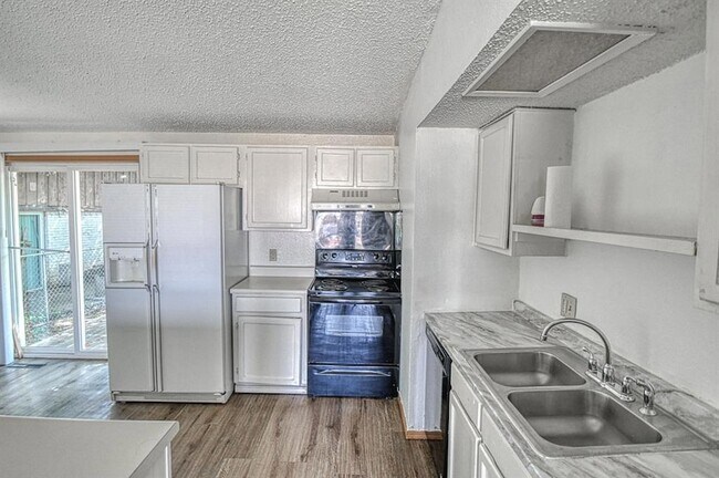 Building Photo - 2264 Donna Dr