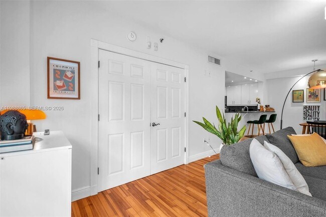 Building Photo - 1400 Salzedo St