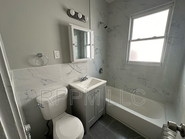 Building Photo - 100-102 Grand Ave, #1L
