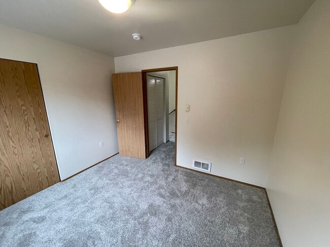 Building Photo - Spacious 2BD/1.5BTH Townhome for Rent in L...